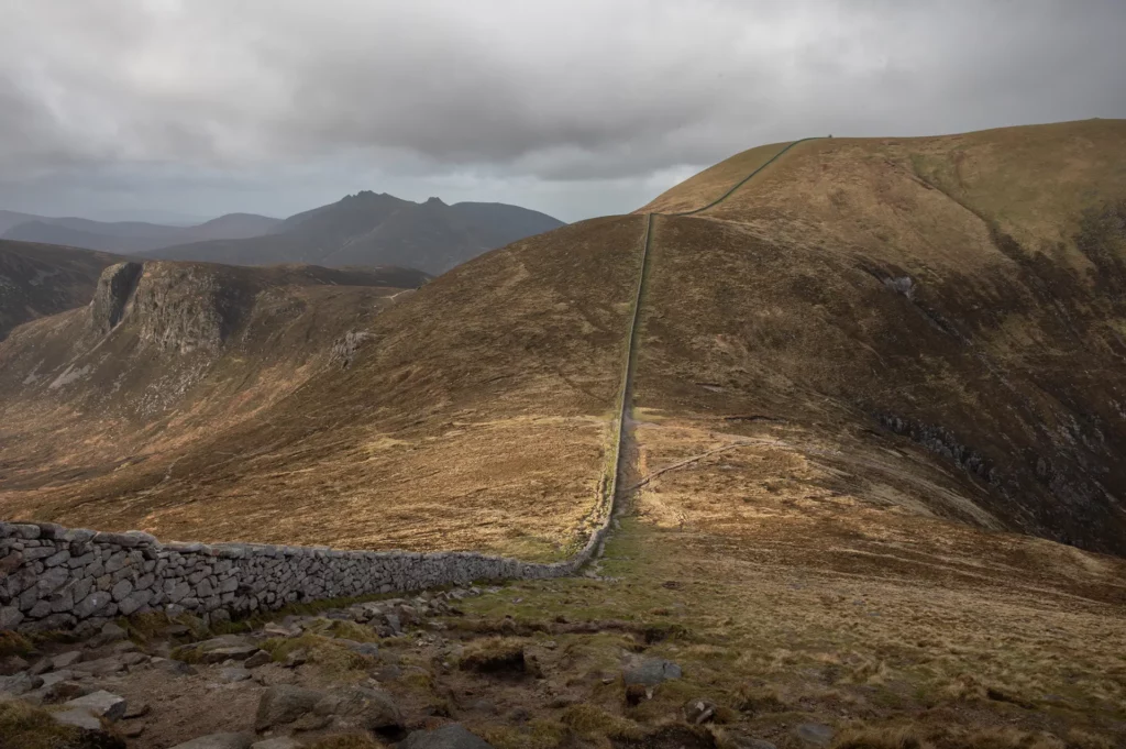 Paysage montagneux avec muret en pierre