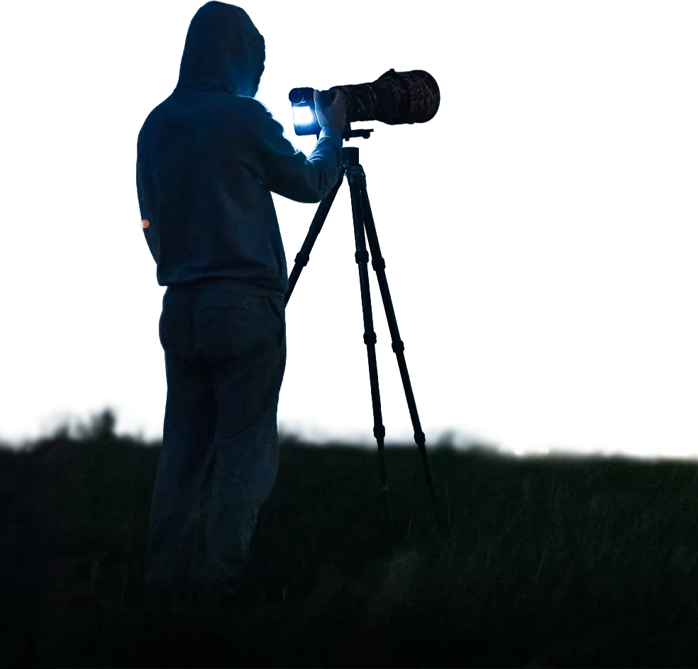 Photographe avec grand téléobjectif sur trépied, isolé sur fond blanc