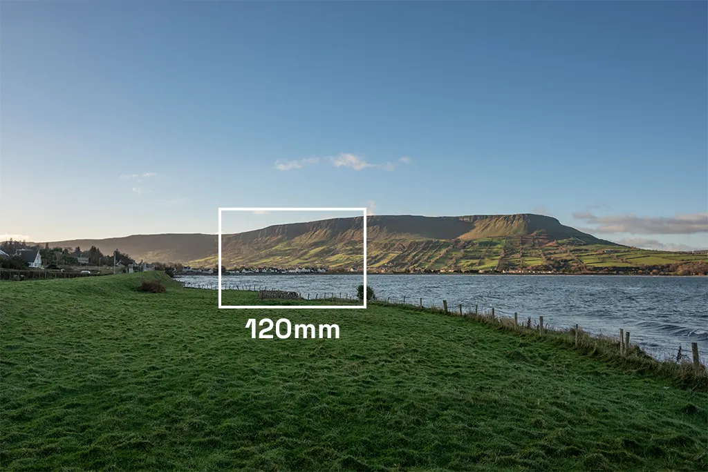 Paysage côtier avec cadre indiquant une focale « 120mm »